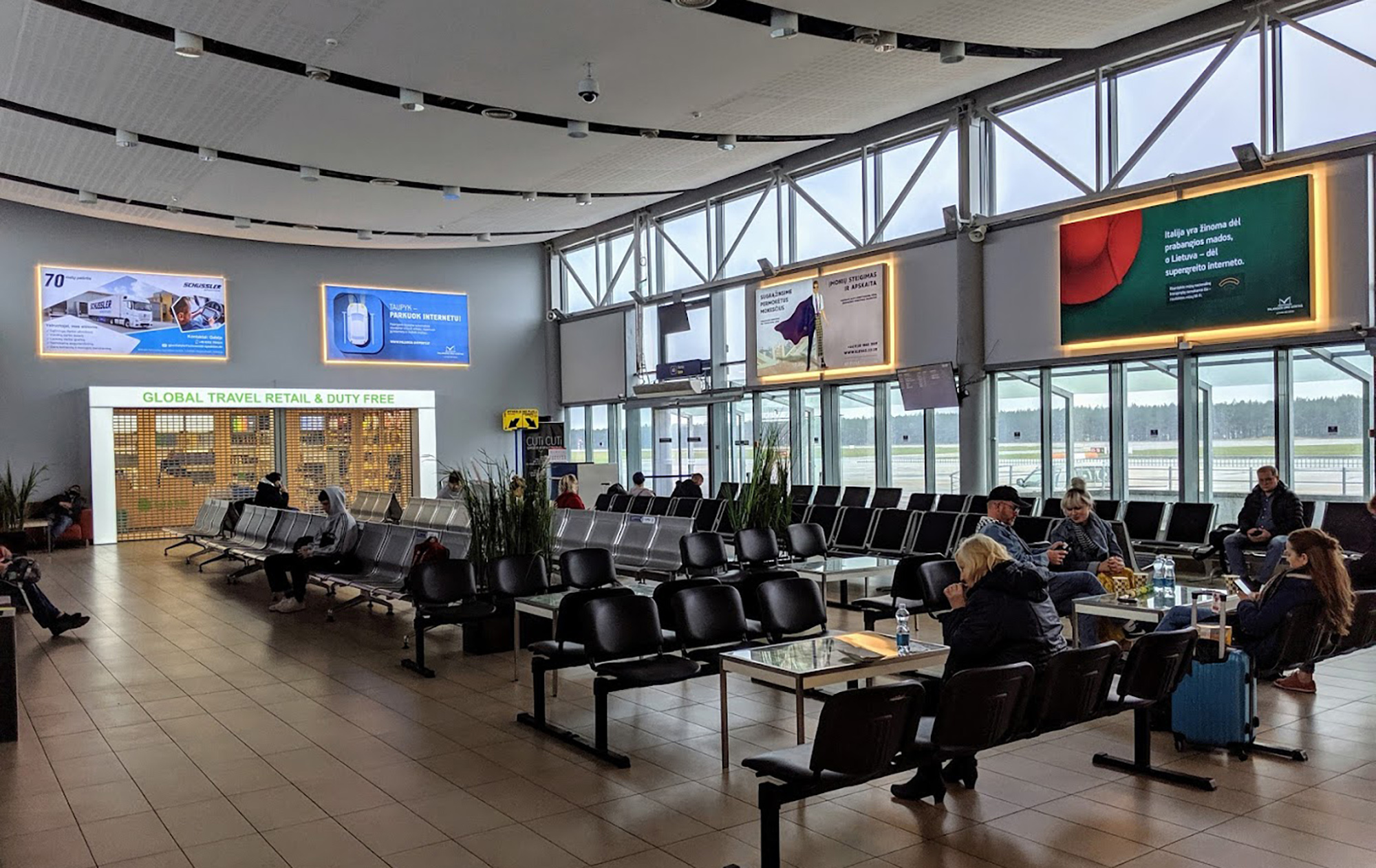 У Литві шукають на роботу співробітників аеропортів: яку зарплату пропонують